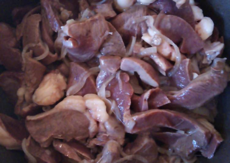 Corazón con cebolla, morrón, ajo, papa y arvejas