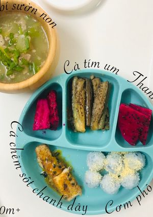 Hình của món Cá chẽm sốt chanh dây ăn kèm cơm hoa đậu biếc cho bé.