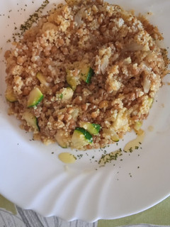 Una foto de Cuscús con lentejas y calabacín