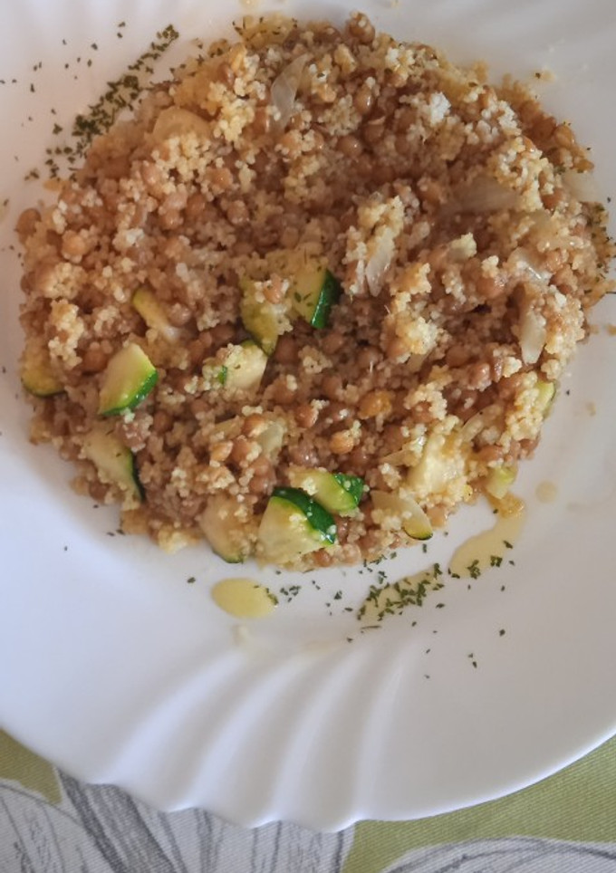 Una foto de Cuscús con lentejas y calabacín