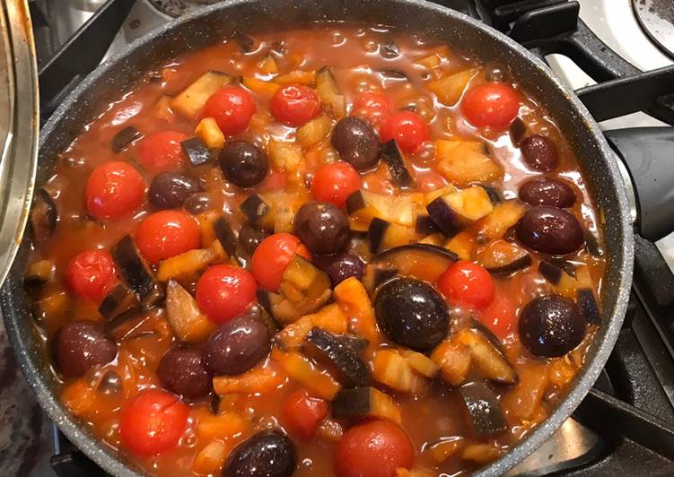 Aubergine, tomatoes and olives pasta sauce (vegan)