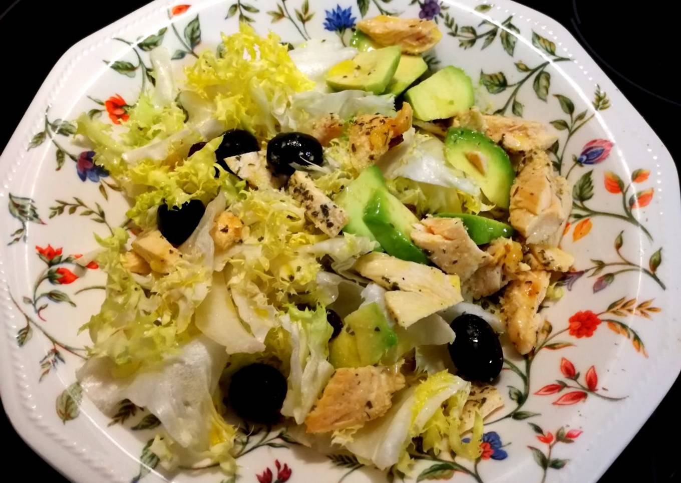 Ensalada de escarola con pollo y aguacate 🥗🥑🍗
