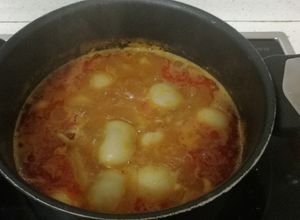 Una foto de Sepia (choco) con patatas