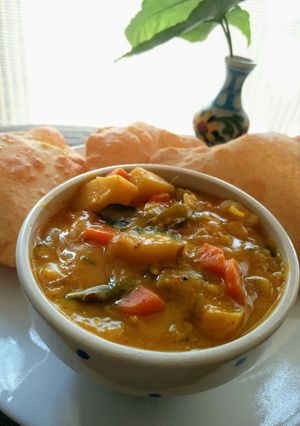 A picture of Aloo Besan curry.