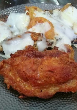 Una foto de Carne de cerdo marinada con papas y batatas