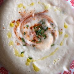 A picture of Garlic and cauliflower soup.