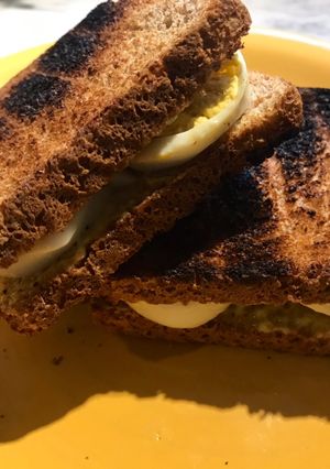 Una foto de Cuarentena = “hacer huevo”(Sándwich tostado de huevo y cebolla en pan integral)
