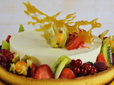 Tarta de mousse de chocolate blanco con frutas exóticas y sablé bretón