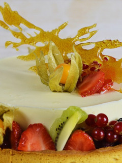 Una foto de Tarta de mousse de chocolate blanco con frutas exóticas y sablé bretón