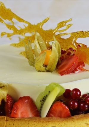 Una foto de Tarta de mousse de chocolate blanco con frutas exóticas y sablé bretón