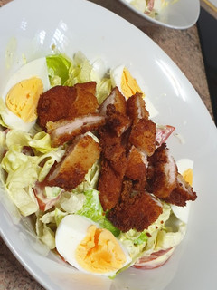 Una foto de Ensalada de pollo empanado