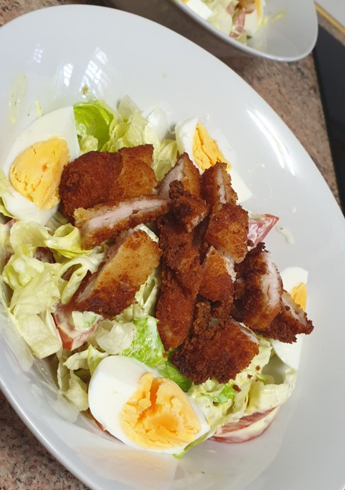 Una foto de Ensalada de pollo empanado