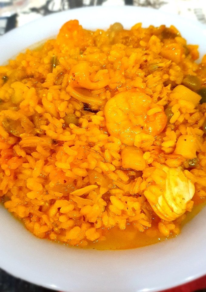 Una foto de Arroz de pescado 🐟🦐