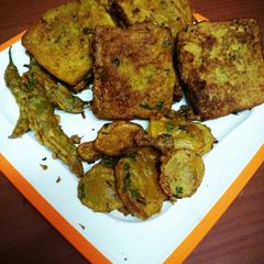 A picture of Bread pakoda.