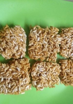 A picture of Puffed rice chikki.