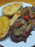 Hígado encebollado y papas rústicas en ají picante