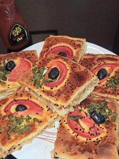 صورة لوصفة بيتزا كوفار بعجينة البيتزا 🍕 طرية وبنينة بزااف 😋