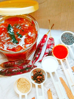 કાચી કેરી નો મેથંબો (Kachi Keri Methambo Recipe In Gujarati) રેસીપી મુખ્ય ફોટો