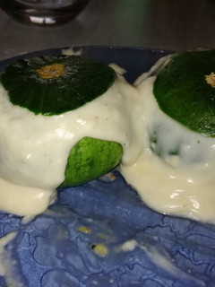 Una foto de Zapallitos rellenos con salsa blanca