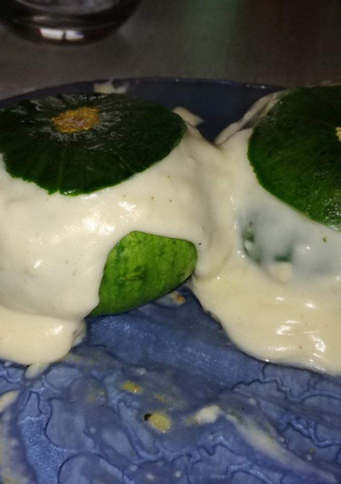 Una foto de Zapallitos rellenos con salsa blanca