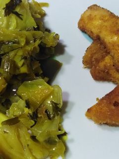 Una foto de Pollo rebozado con col salteada