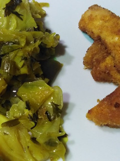 Una foto de Pollo rebozado con col salteada