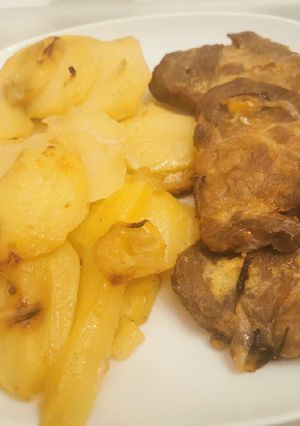 Hagymás tepsis tarja velesült krumplival recept fotója