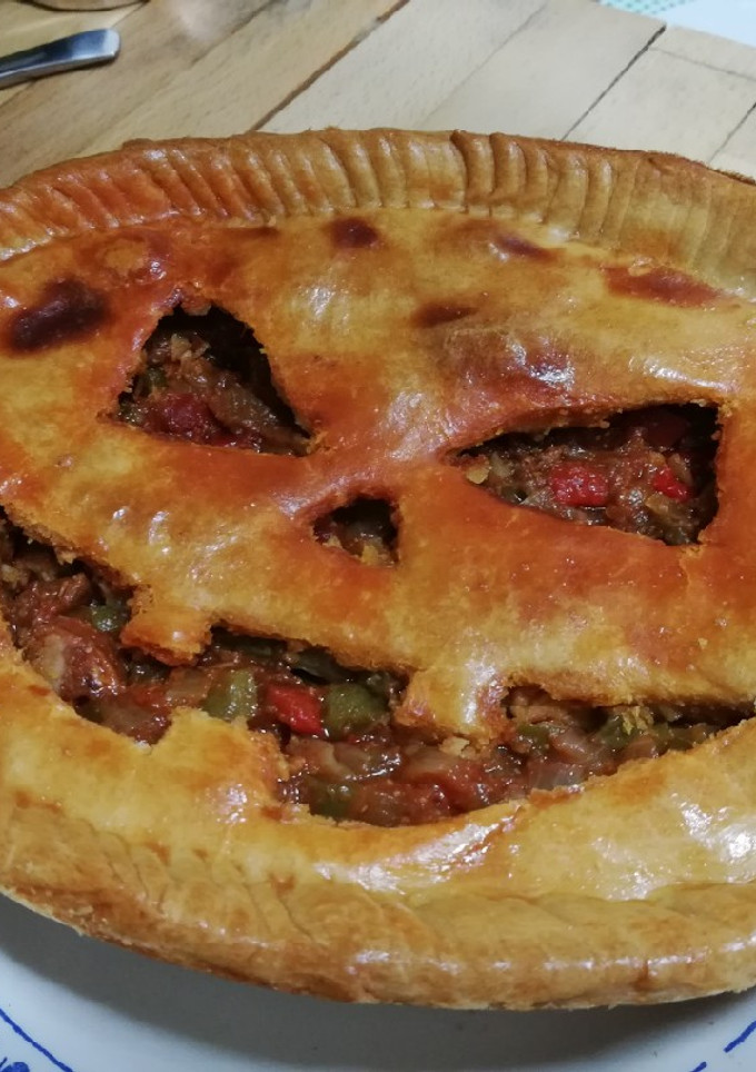 Una foto de Empanada de pimiento y chorizo terrorífica🎃
