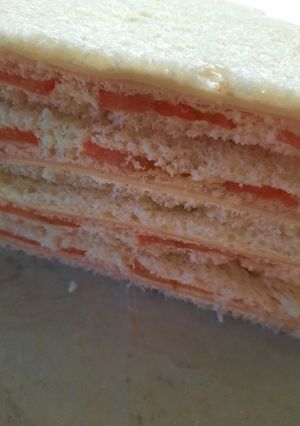 Una foto de Sandwichs de miga con tomate