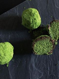 Una foto de Trufas saludables de té Matcha con okara
