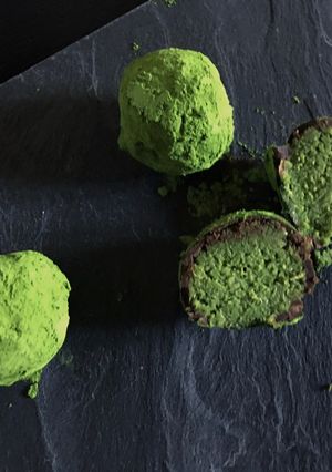 Una foto de Trufas saludables de té Matcha con okara