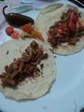 Tacos de chicharrón prensado fritito con salsa de jitomate D. Chole. México
