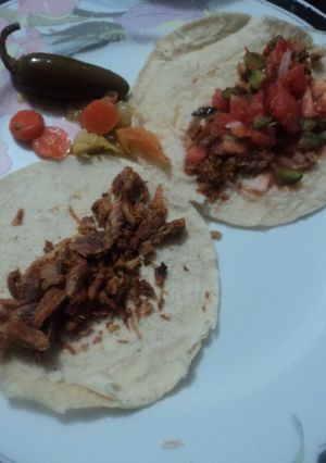 Una foto de Tacos de chicharrón prensado fritito con salsa de jitomate D. Chole. México