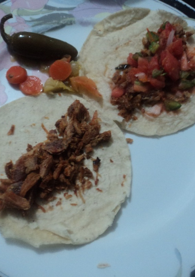 Una foto de Tacos de chicharrón prensado fritito con salsa de jitomate D. Chole. México