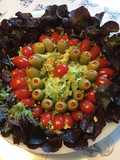 Salade de laitue rougette aux tomates cerises et olives farcies