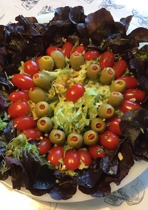 Une photo de Salade de laitue rougette aux tomates cerises et olives farcies