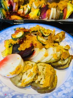 Hình của món Ratatouille sốt hương thảo và hồng trứng.