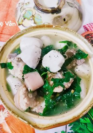 Hình của món Canh đuôi heo nấu khoai sọ.
