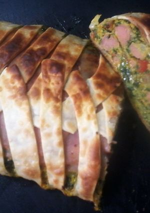 Una foto de Tarta trenza fácil de verduras y salchichas
