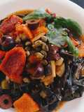 Cintas negras con salsa mediterránea one pot pasta