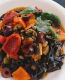 Cintas negras con salsa mediterránea one pot pasta