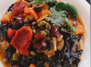 Una foto de Cintas negras con salsa mediterránea one pot pasta