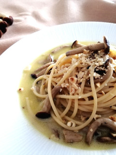 Foto di Spaghetti ai funghi e nocciole con crema di pecorino