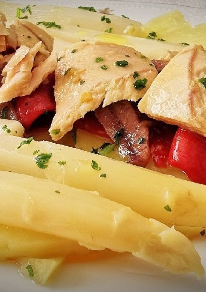 Una foto de Ensalada templada de Piquillos con Patatas, Anchoas, Bonito Y Espárragos