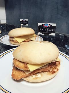 Una foto de Hamburguesa pollo alioli