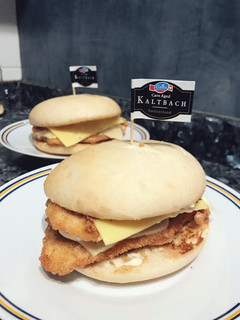 Una foto de Hamburguesa pollo alioli
