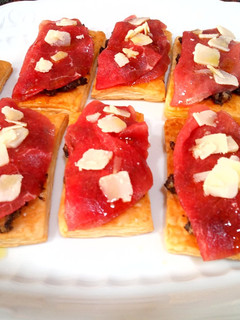 Una foto de Carpaccio con olivada en hojaldre