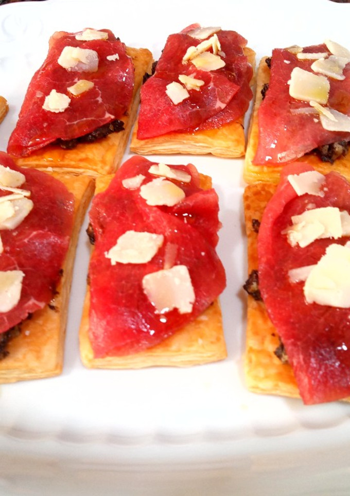 Una foto de Carpaccio con olivada en hojaldre