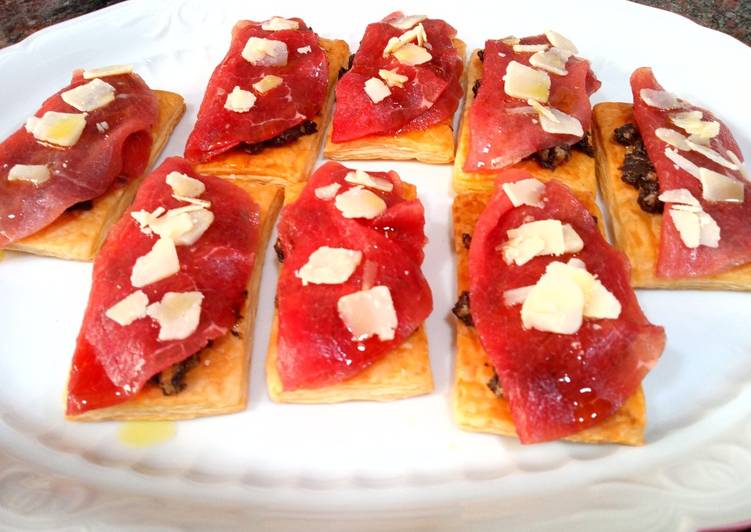 Carpaccio con olivada en hojaldre