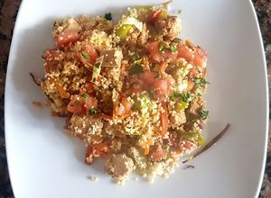 Una foto de Salteado vegetariano c/ tofu y couz couz